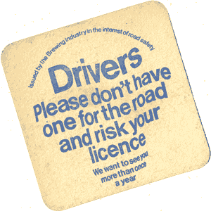  Das Bild zeigt eine Warnung für Fahrer, die darauf aufmerksam sein sollen, ihre Führerschein zu bewahren. Die Aussage lautet: "Drivers Please don't have one for the road and risk your licence We want to see you more than once a year." Die Schrift ist blau und leicht wellig dargestellt. Im oberen Teil des Bierdeckel steht: "Issed by the Brewing Industry in the interest of road safety" 